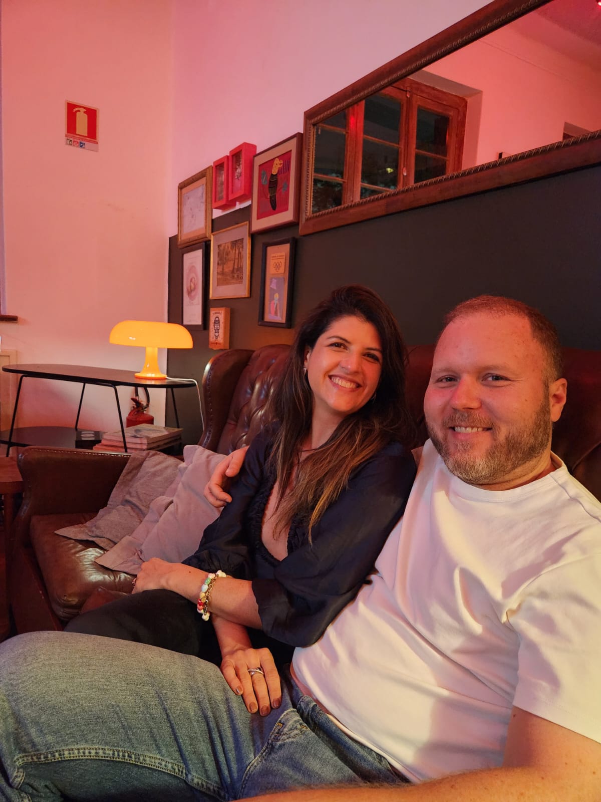 Giovanna e Carlos Augusto relaxando juntos em uma sala acolhedora