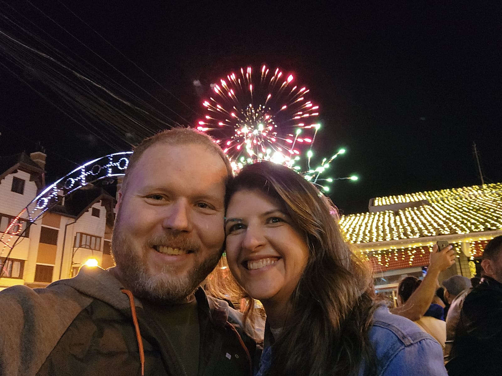 Giovanna e Carlos Augusto celebrando sob fogos de artifício