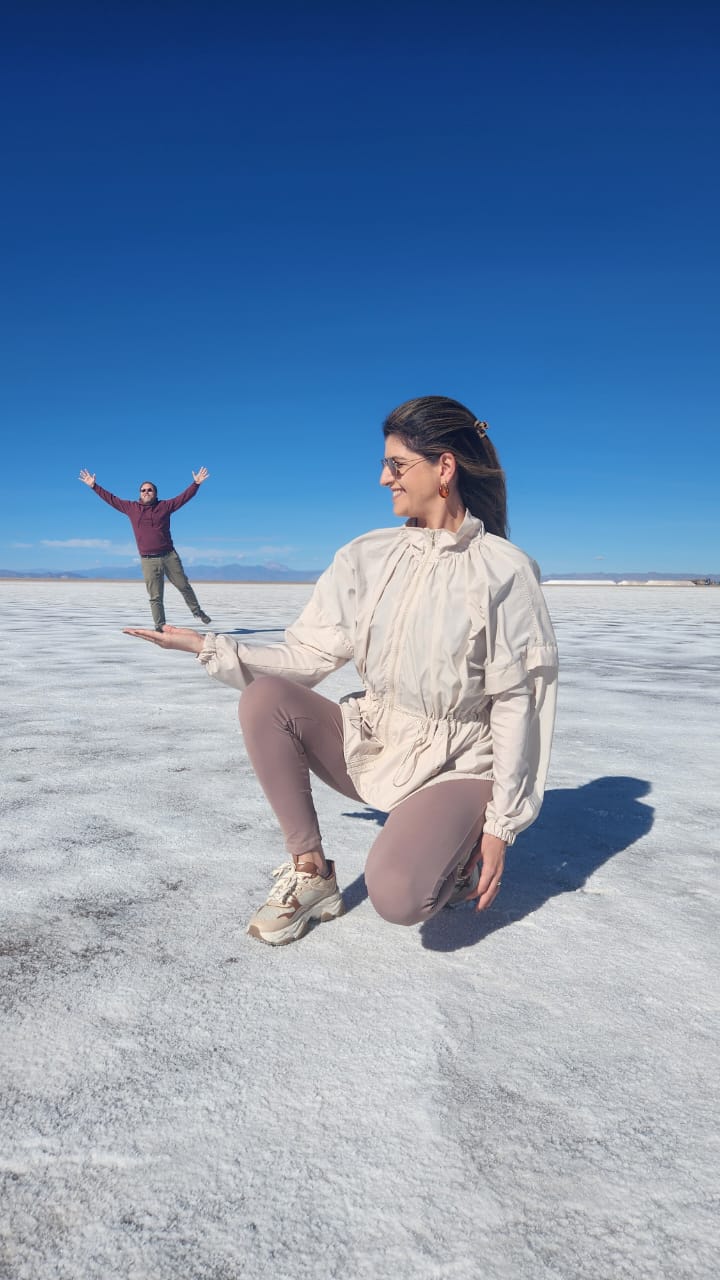 Giovanna e Carlos Augusto brincando com perspectiva no salar