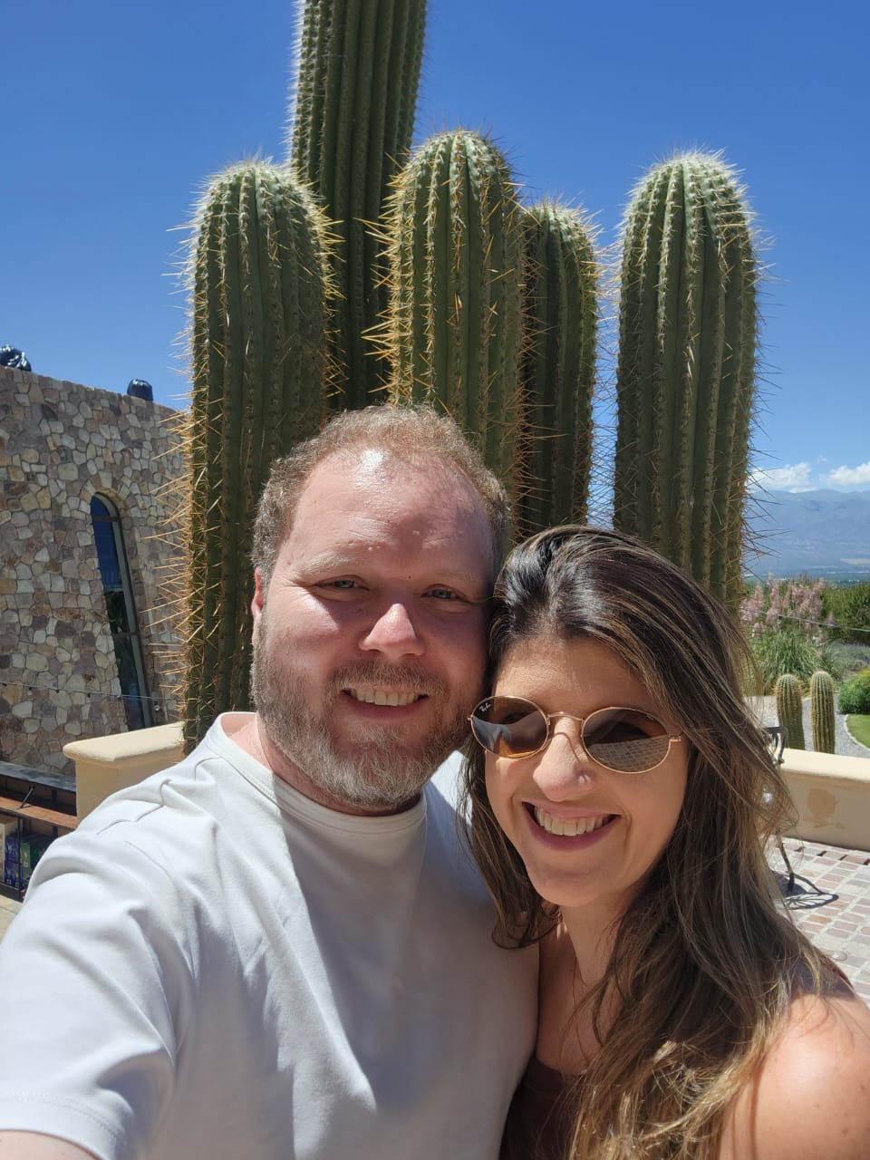 Giovanna e Carlos Augusto diante de grandes cactos