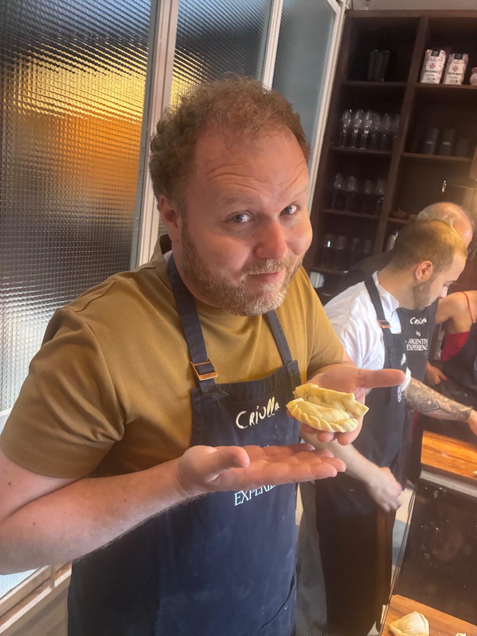 Carlos Augusto aprendendo a preparar empanadas