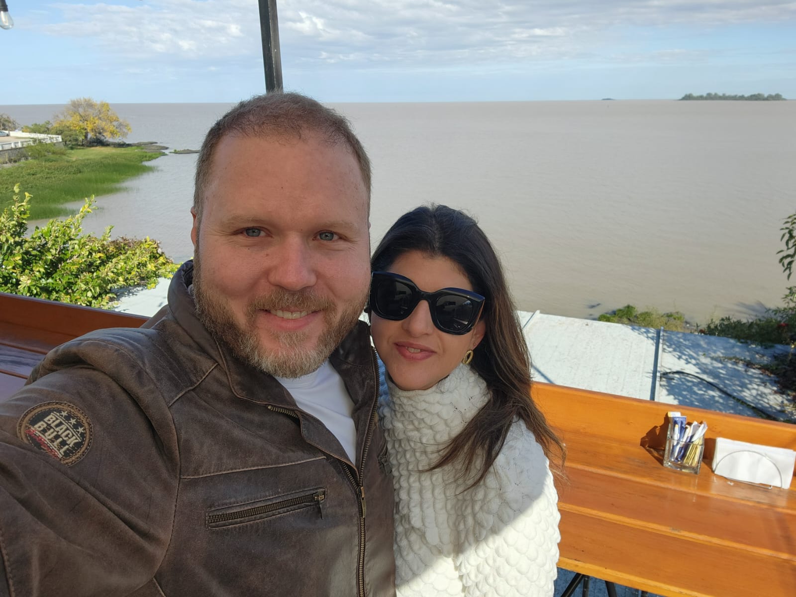 Giovanna e Carlos Augusto diante do Rio da Prata