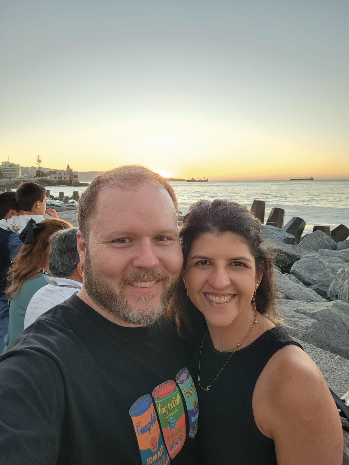 Giovanna e Carlos Augusto ao pôr do sol junto ao mar
