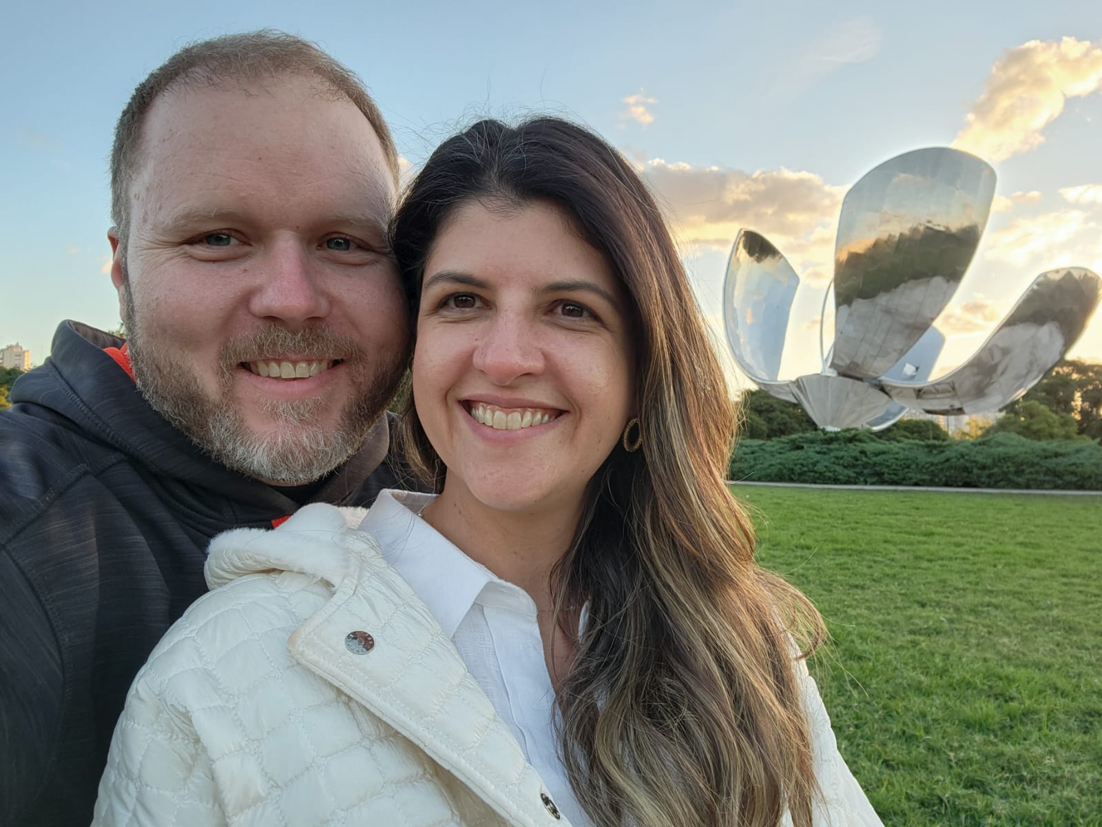 Giovanna e Carlos Augusto diante da Floralis Genérica