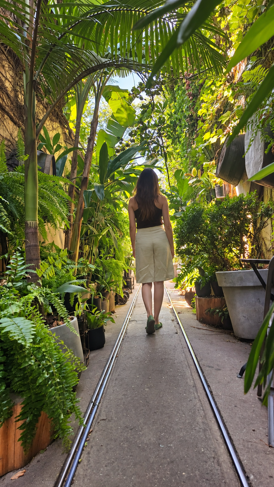 Giovanna caminhando entre plantas